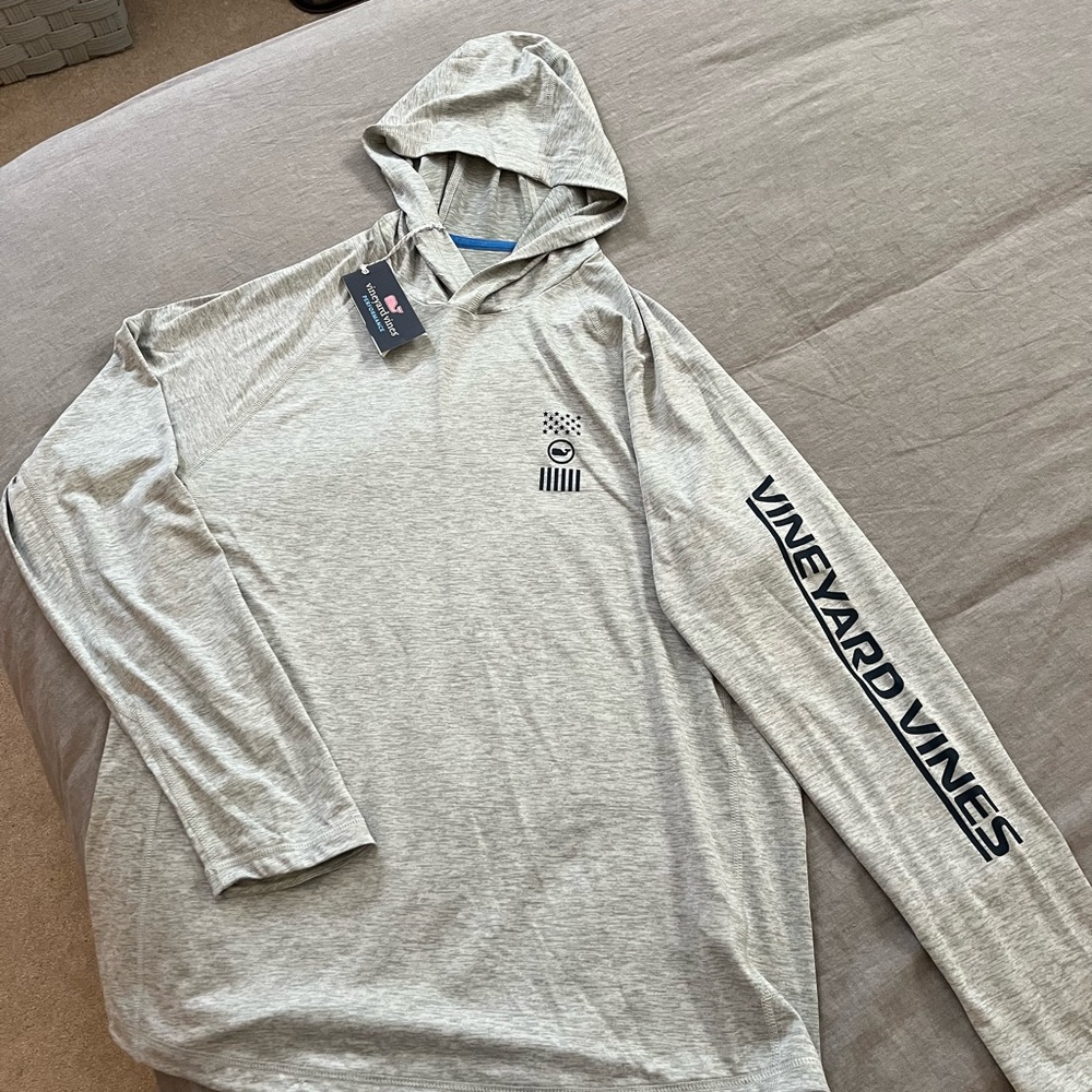 Vineyard Vines Performance Lightweight Hooded T shirt. New with tags.